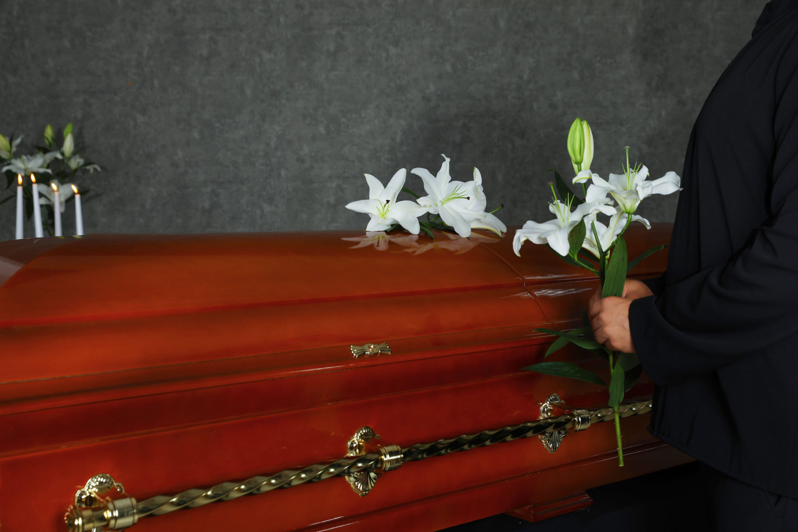 Wer bezahlt die Beerdigung, wenn der Nachlass ausgeschlagen wird?