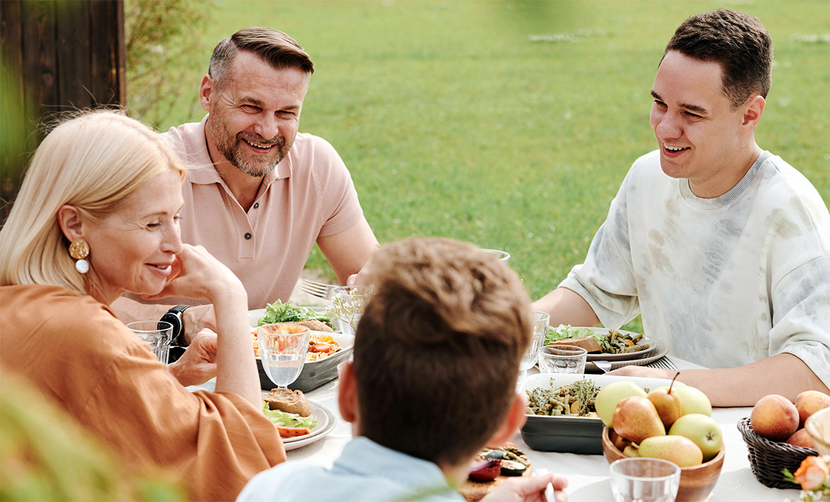 Familienmitglied, das über seinen Schritt, eine Bestattungsvorsorge zu treffen, spricht