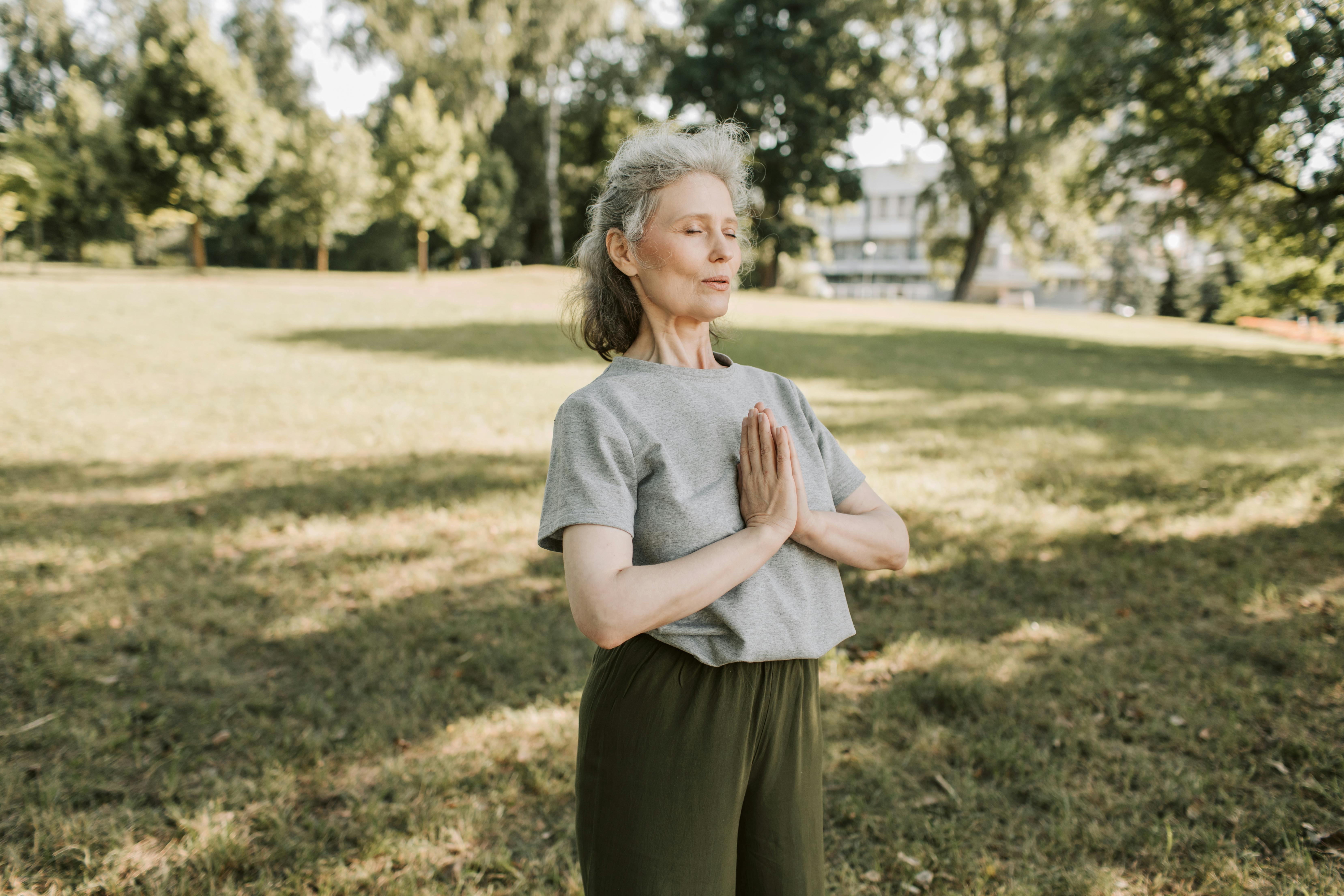 Femme senior faisant du yoga