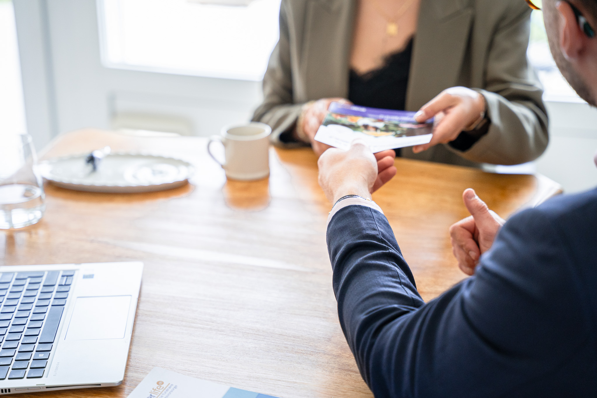Personnaliser l’hommage : parce que chaque vie mérite un adieu qui lui ressemble