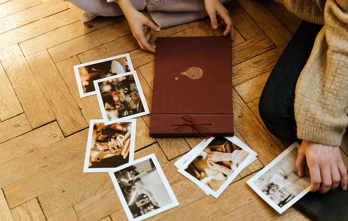 Photo d'une famille rassemblant des photos pour créer un album photo en hommage d'un défunt