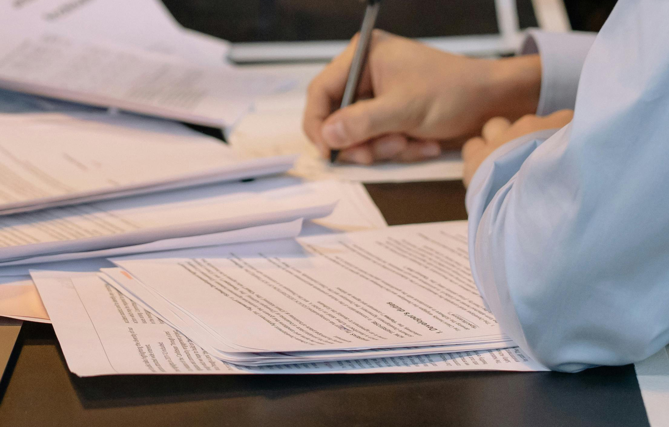 Tas de feuilles contenant les démarches administratives à réaliser à la suite d'un décès