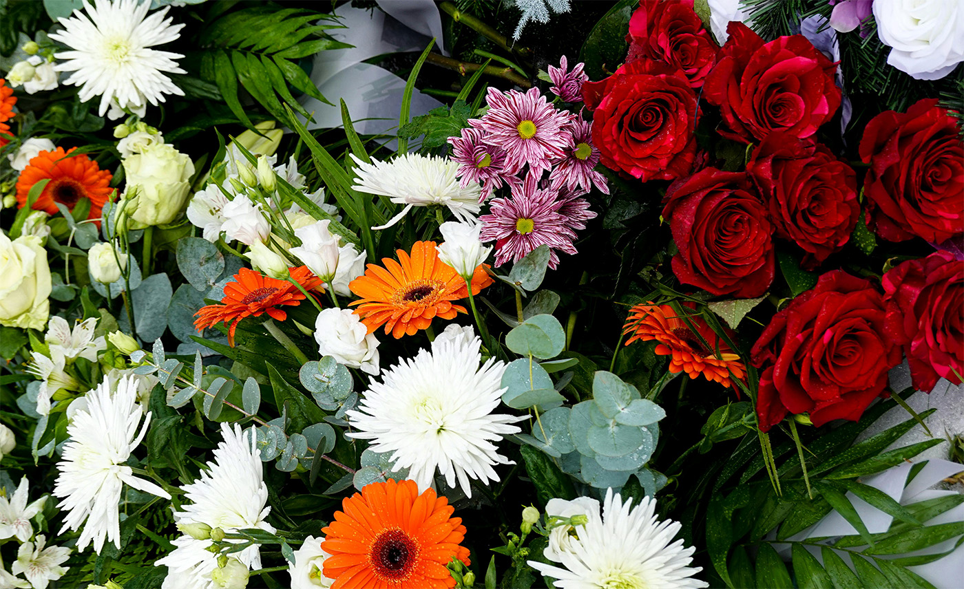 Fleurs décorant une cérémonie de funérailles