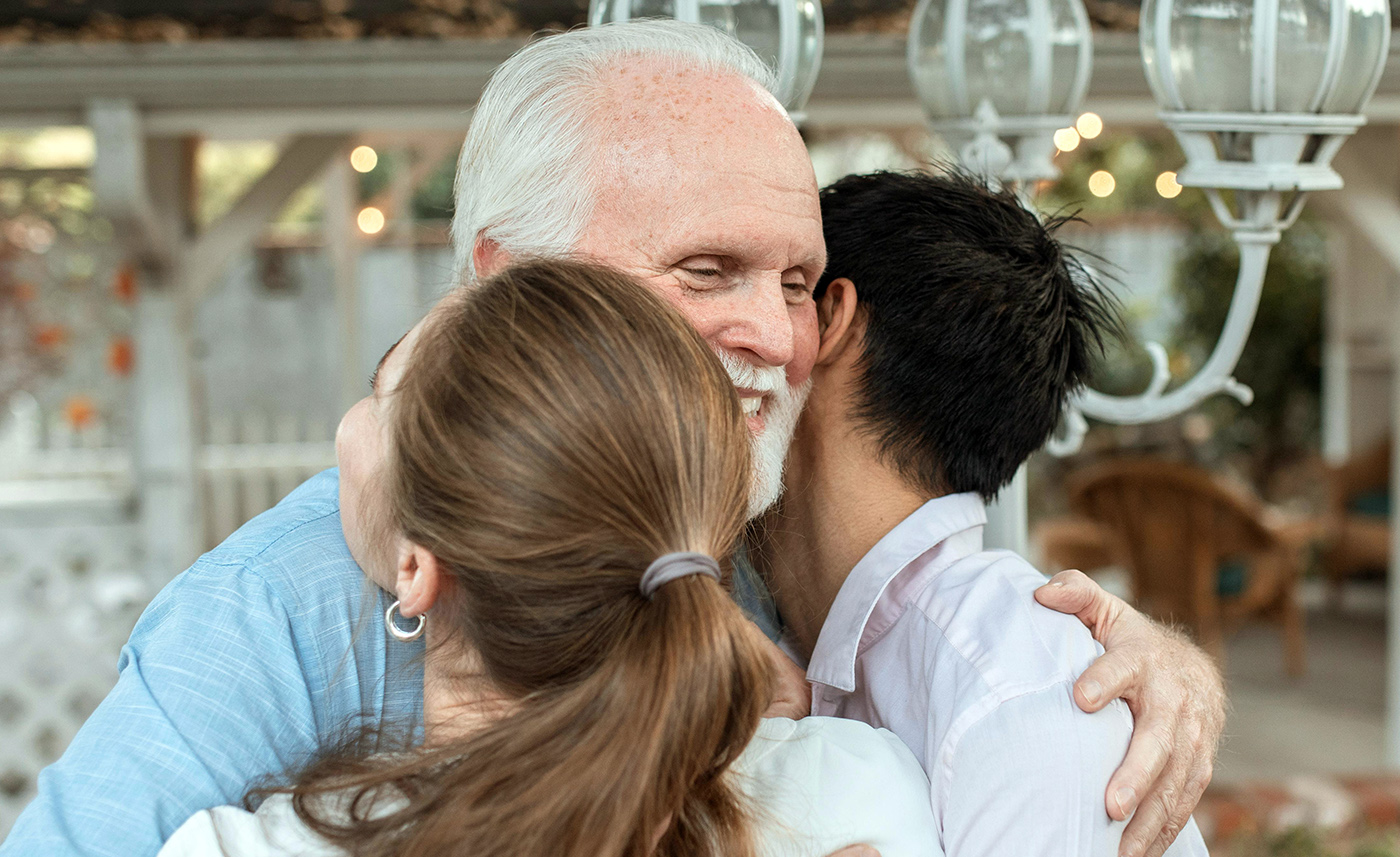 Homme senior qui annonce à sa famille avoir anticipé ses obsèques