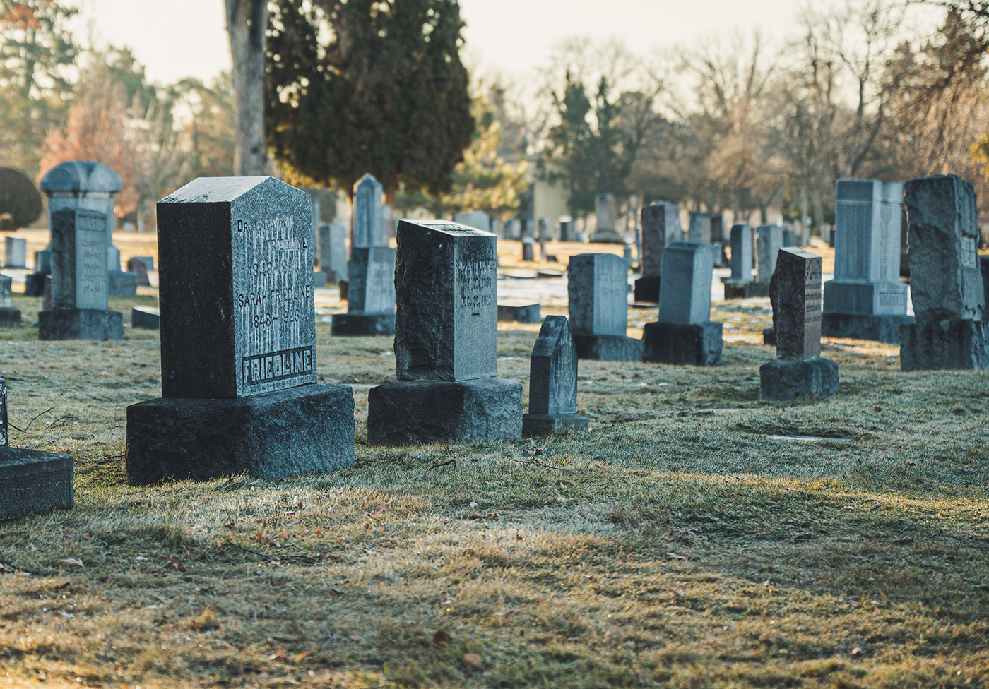 Cimetière avec des tombes anciennes