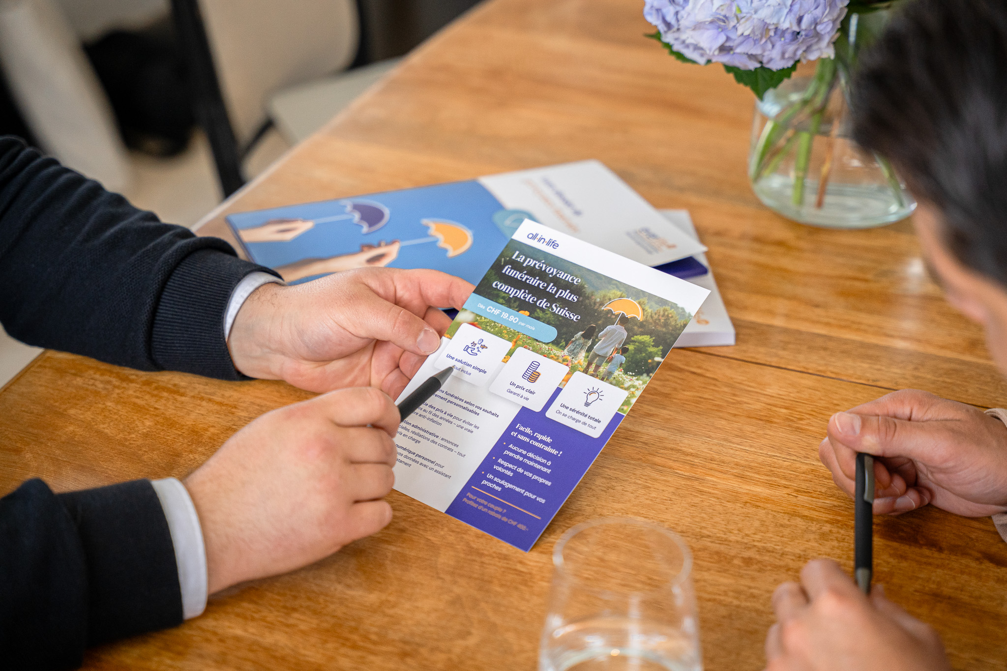Conseiller funéraire qui tient une brochure de prévoyance funéraire Everlife