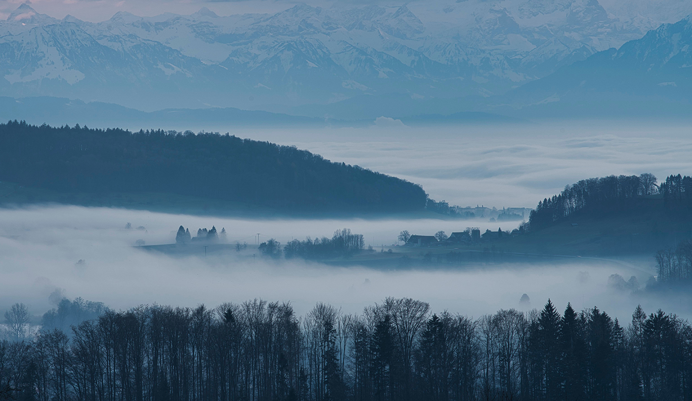 Sommet alpin dans le brouillard, symbole des disparitions en montagne