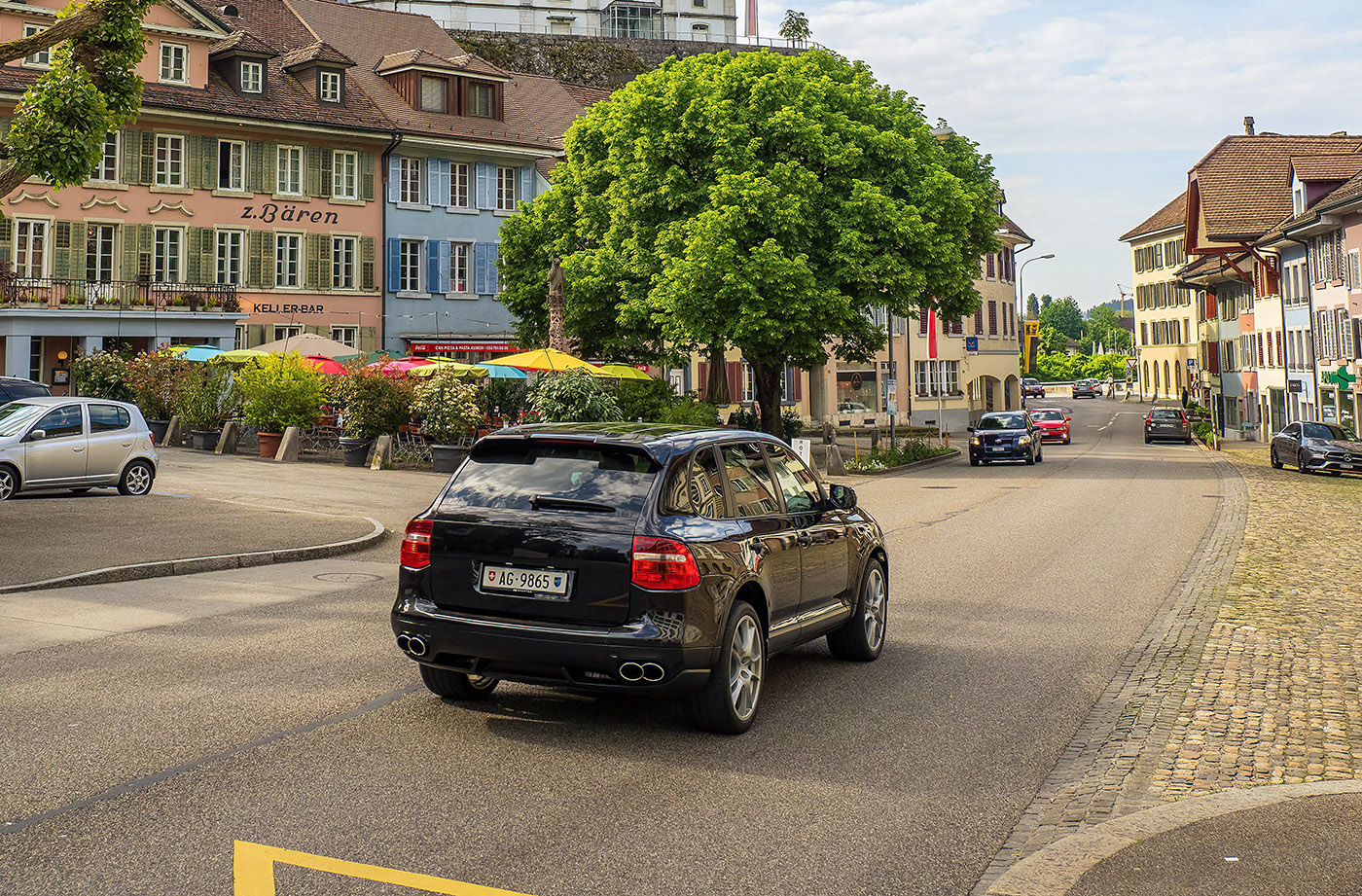 Véhicule sur une route en Suisse