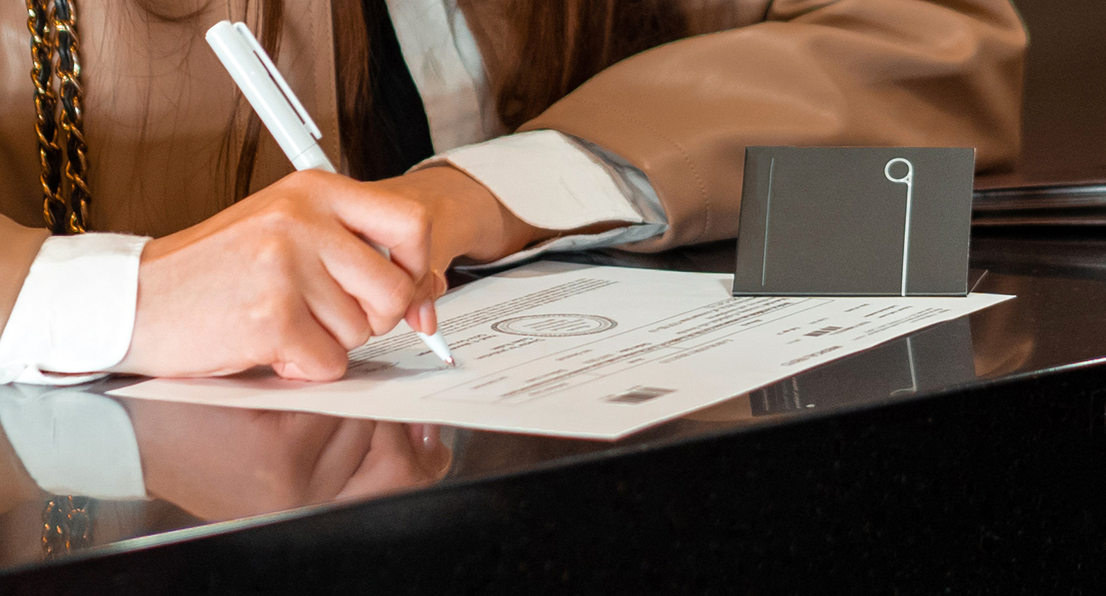 Personne qui signe un pacte successoral en Suisse