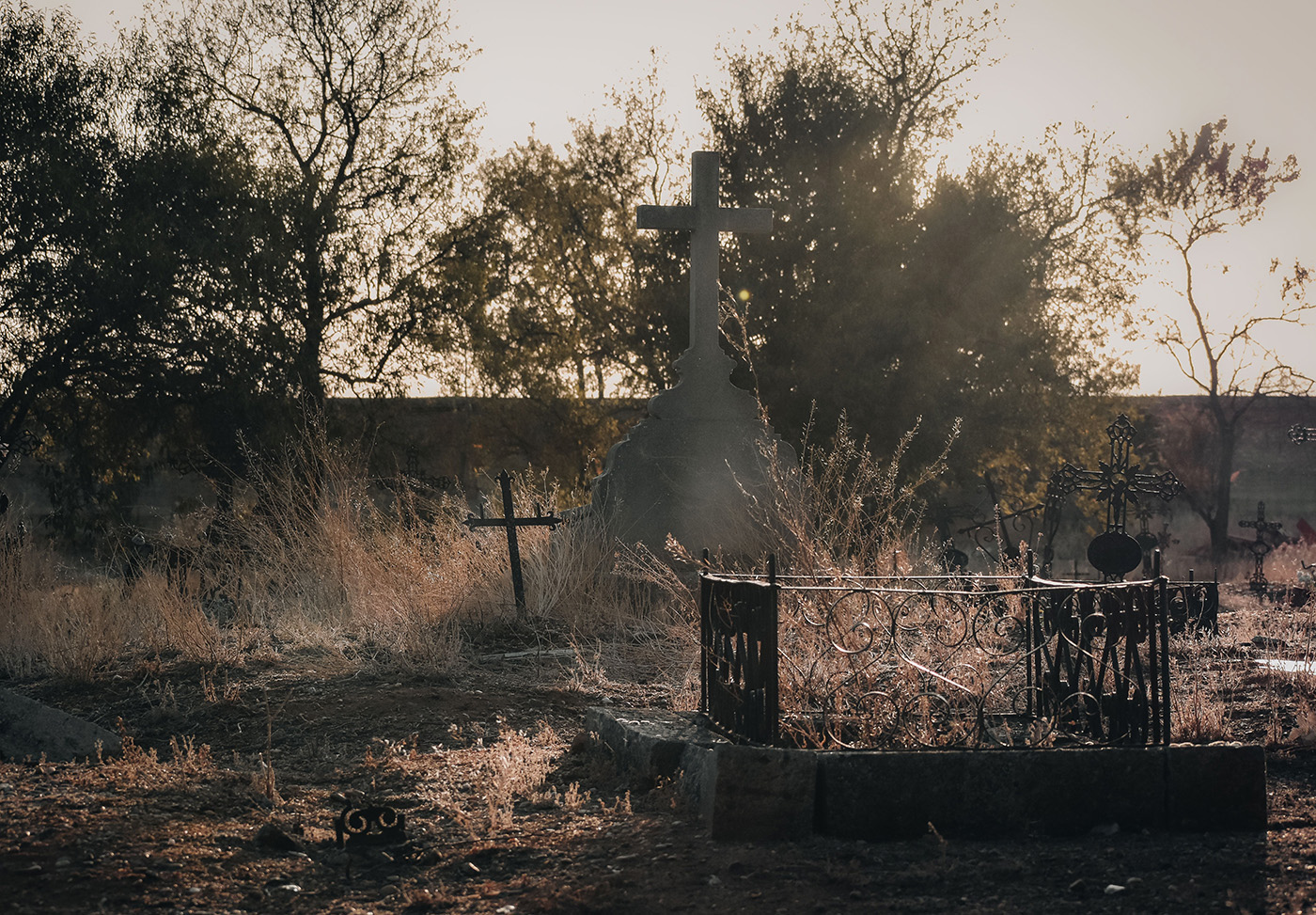 Tombe abandonnée dans un cimetière ancien