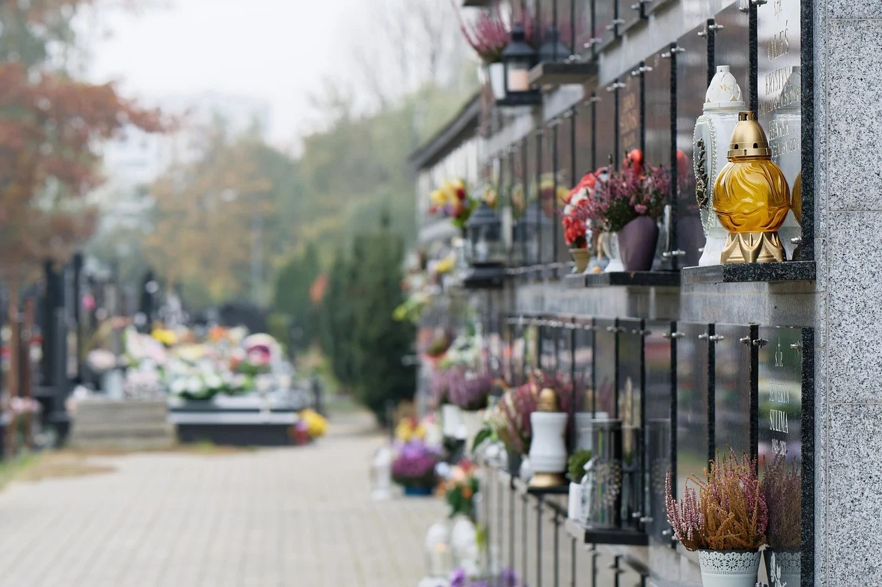 Urnenfach auf einem Friedhof