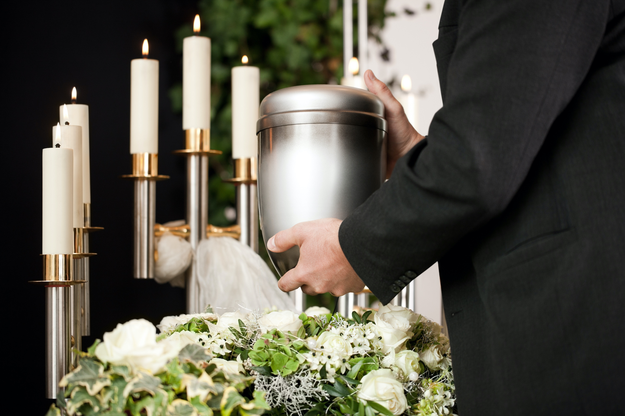 Personne tenant une urne funéraire durant des funérailles
