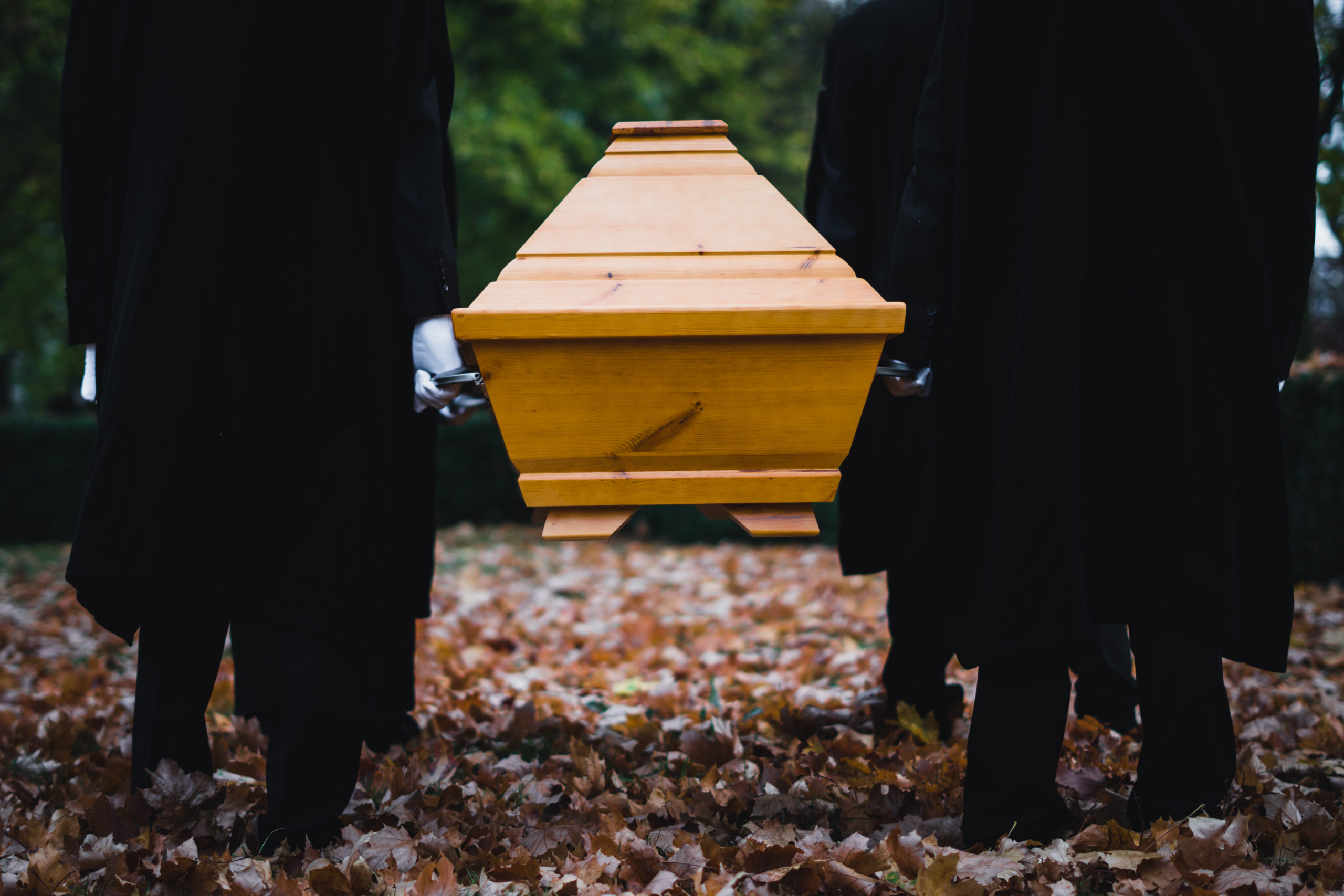 Qui peut porter le cercueil du défunt durant les obsèques ?